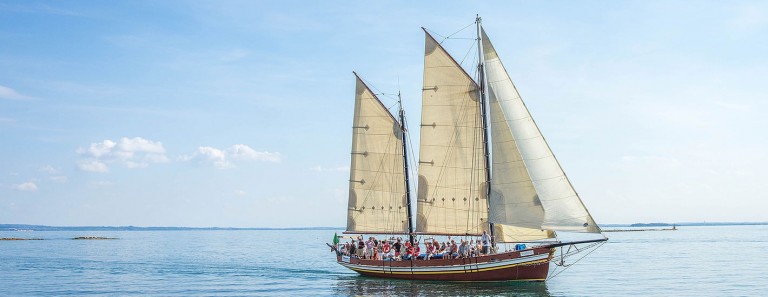 Żaglówka z turystami